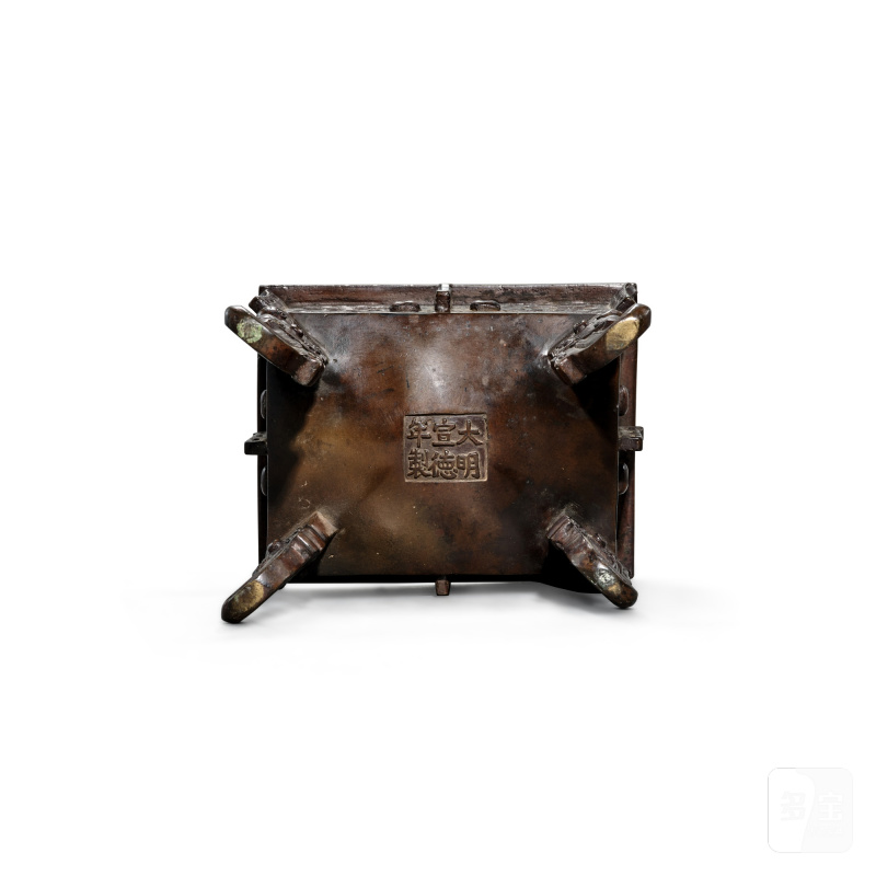 A bronze archaistic 'mask' ding, Late Ming dynasty | 明晚期 仿古獸面紋銅鼎 - 图3